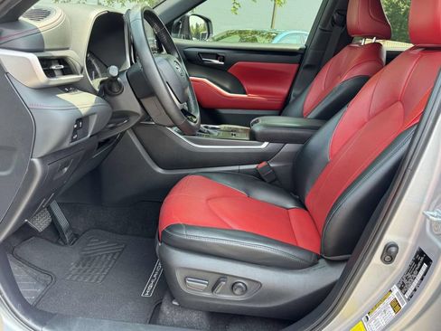 Used 2024 Toyota Highlander XSE FWD image 21