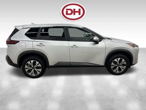 Used 2023 Nissan Rogue SV image 2