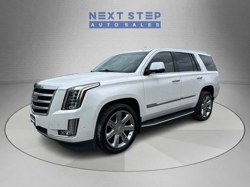 Used 2019 Cadillac Escalade Luxury AWD/4WD image 3