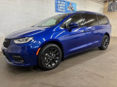 Used 2021 Chrysler Pacifica Limited w/ Uconnect Theater Family Group