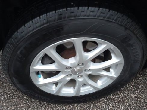 Used 2017 Jeep Cherokee Latitude w/ Comfort/Convenience Group image 11