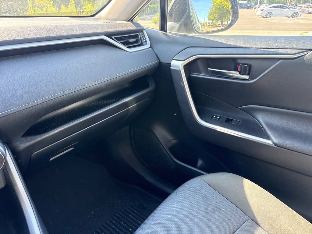 Used 2021 Toyota RAV4 XLE w/ XLE Grade Weather Package AWD/4WD image 17