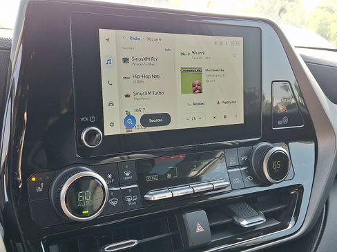 Used 2023 Toyota Highlander XLE image 23