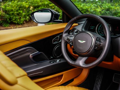 Used 2023 Aston Martin DB11 Volante RWD image 33