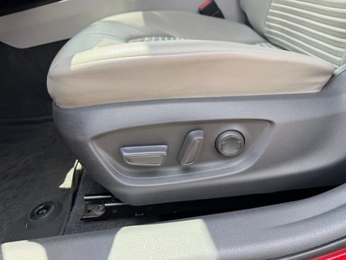 Used 2020 Toyota Camry SE FWD image 13