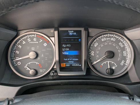 Used 2021 Toyota Tacoma TRD Sport image 38