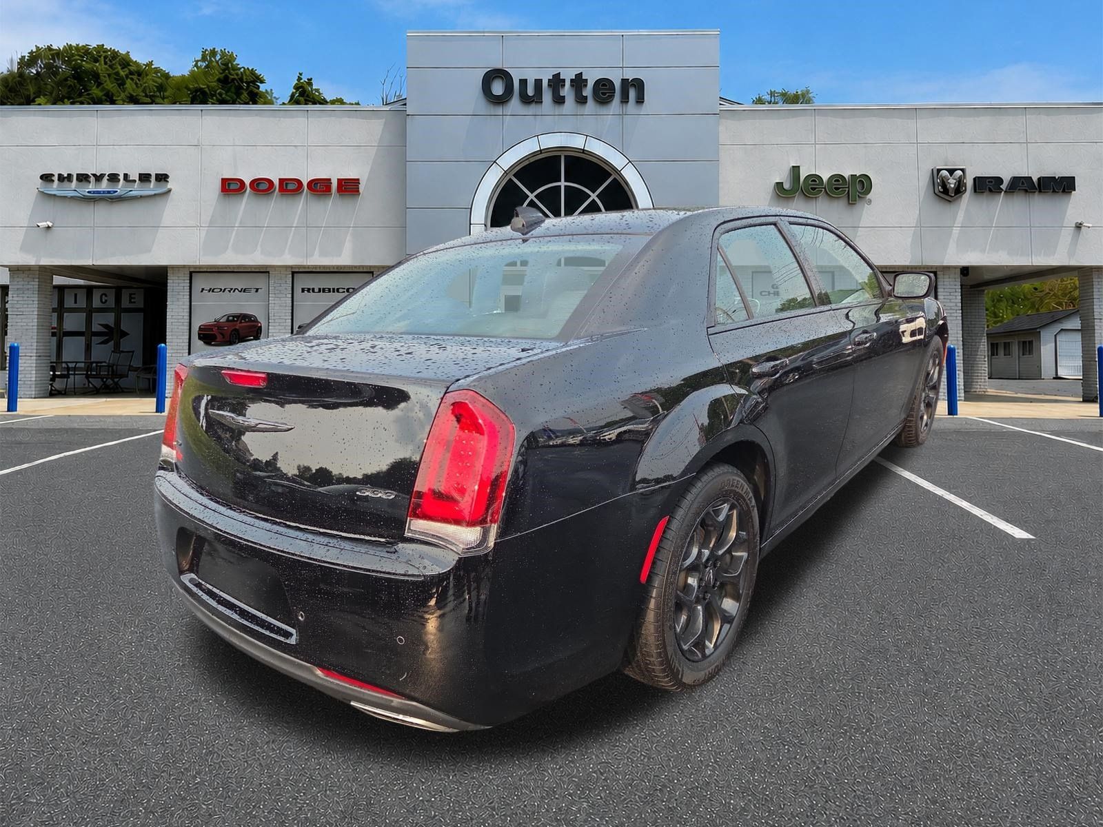 Certified 2022 Chrysler 300 Touring L AWD/4WD image 4
