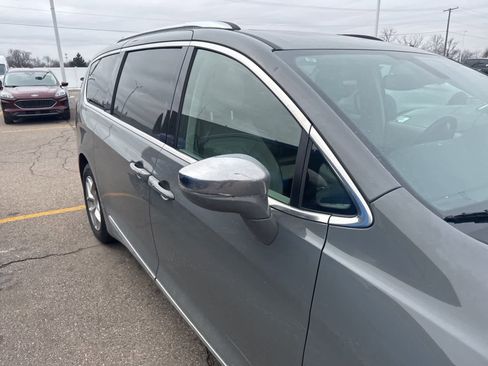 Used 2020 Chrysler Pacifica Limited image 15