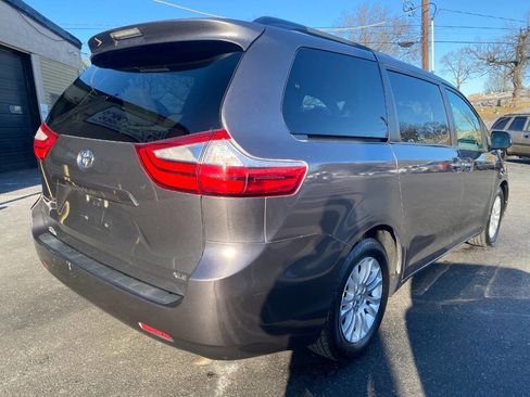 Used 2016 Toyota Sienna image 3