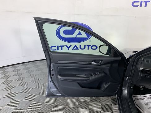 Used 2025 Nissan Altima 2.5 SV FWD image 13