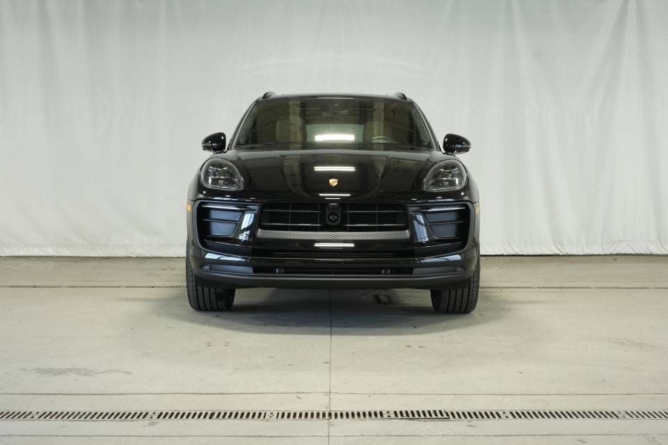 Certified 2026 Porsche Macan AWD/4WD image 2