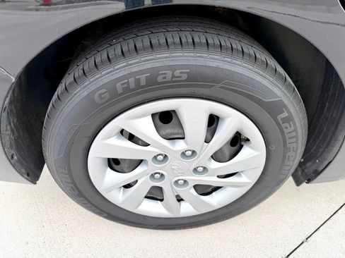 Used 2019 Hyundai Elantra SE image 18