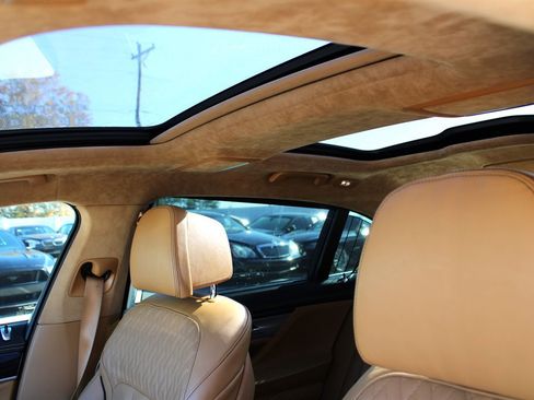 Used 2018 BMW 740i image 22