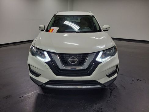 Used 2017 Nissan Rogue SV image 2