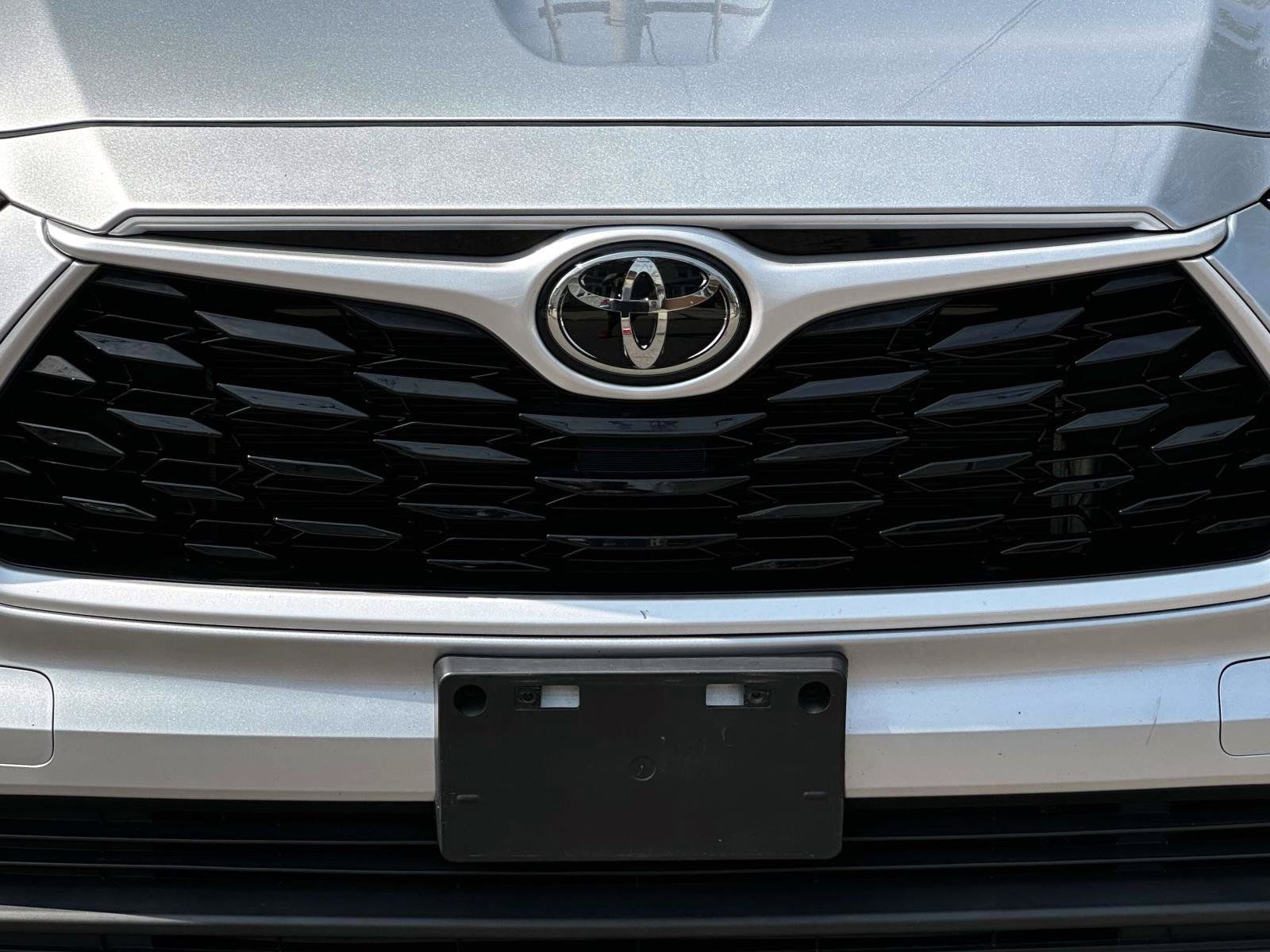 Certified 2021 Toyota Highlander XLE AWD/4WD image 9
