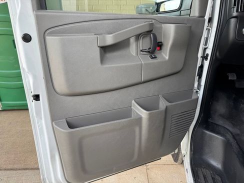 Used 2017 Chevrolet Express 2500 RWD image 27