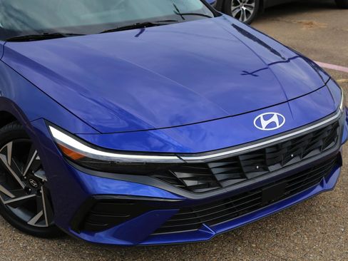 Used 2024 Hyundai Elantra Limited image 10