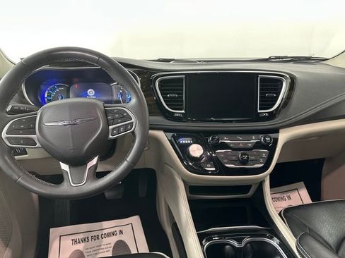 Certified 2023 Chrysler Pacifica Limited FWD image 15