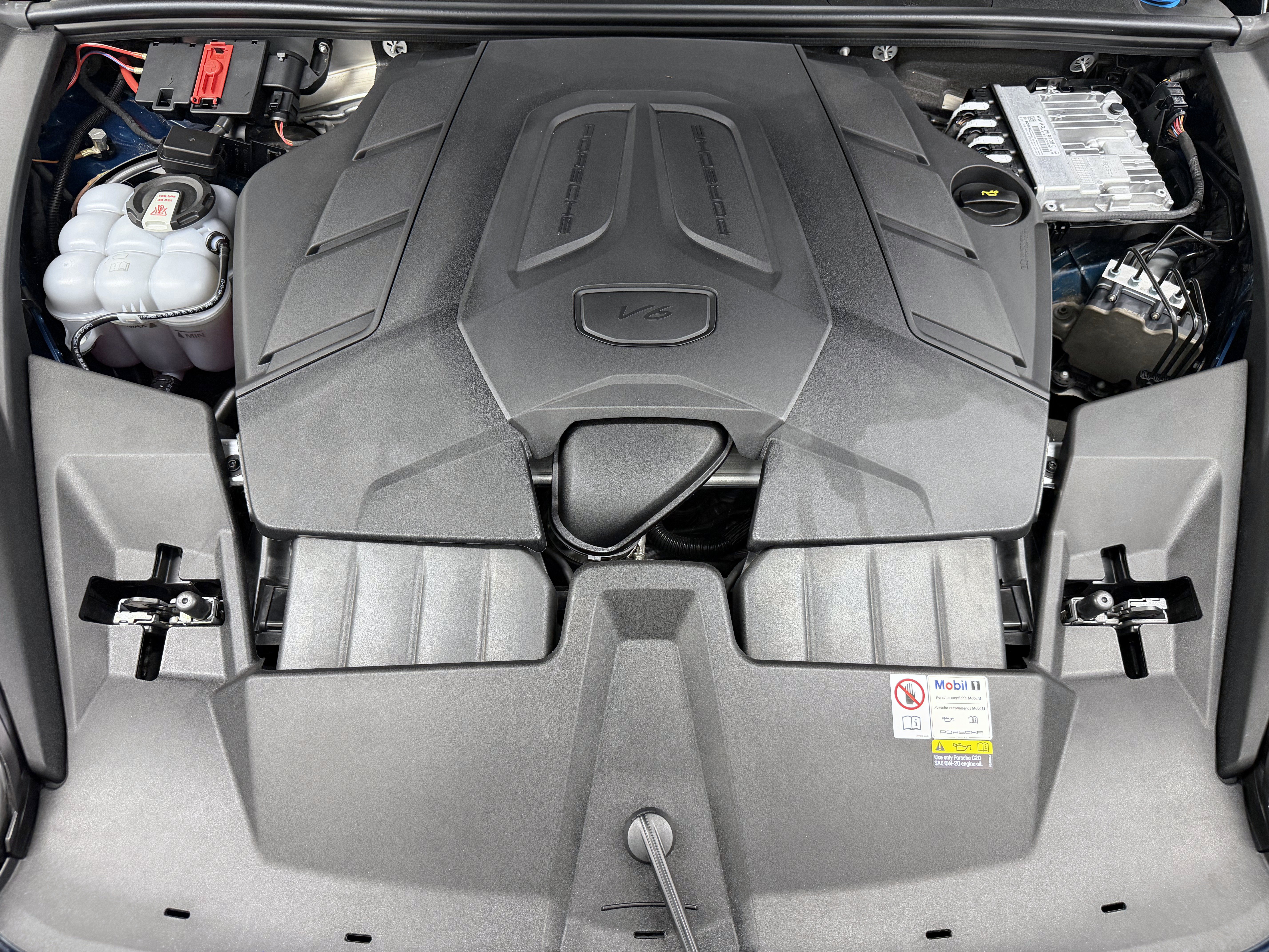 Certified 2024 Porsche Cayenne Coupe AWD/4WD image 60
