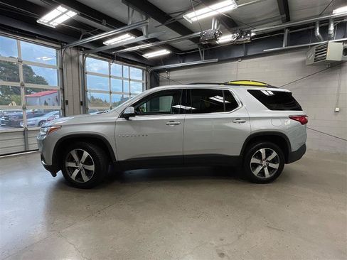 Used 2021 Chevrolet Traverse LT w/ LT Premium Package AWD/4WD image 2