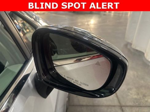 Used 2024 Chrysler Pacifica Touring-L image 31