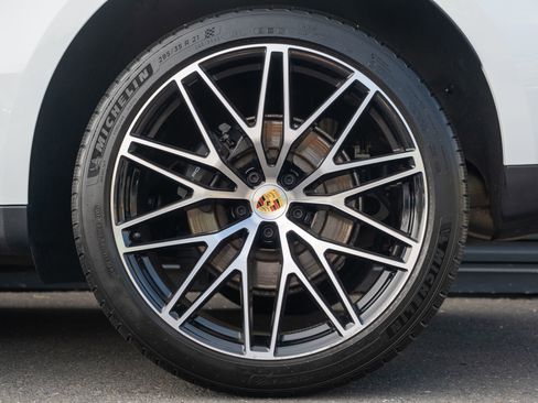 Certified 2026 Porsche Macan image 13