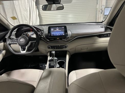 Used 2024 Nissan Altima 2.5 SV FWD image 14