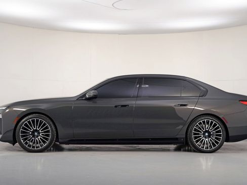 Used 2024 BMW i7 eDrive50 w/ M Sport Package image 9