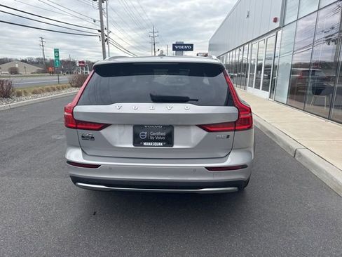 Certified 2025 Volvo V60 B5 Cross Country Plus image 4