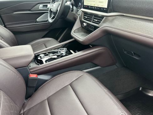 Certified 2025 Ford Explorer Platinum image 17