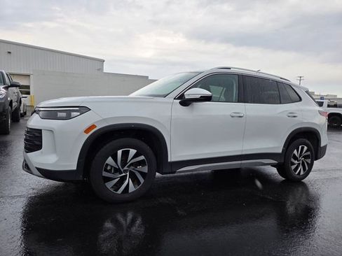 Used 2025 Volkswagen Tiguan S image 1