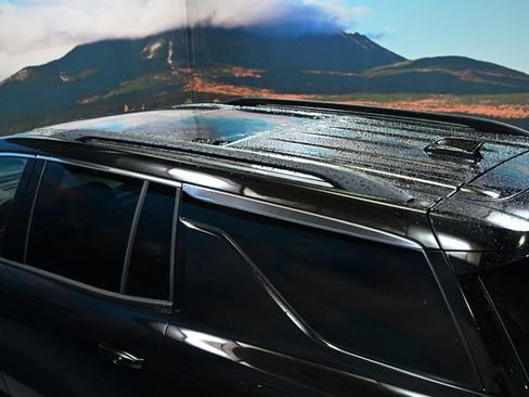 Used 2025 Chevrolet Traverse LT w/ Sun and Wheel Package image 13