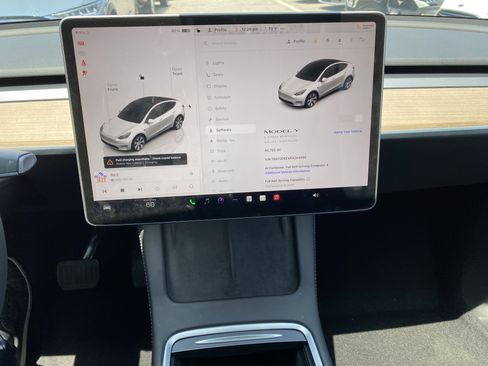 Used 2024 Tesla Model Y Long Range AWD/4WD image 18