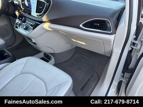 Used 2017 Chrysler Pacifica Touring-L image 68