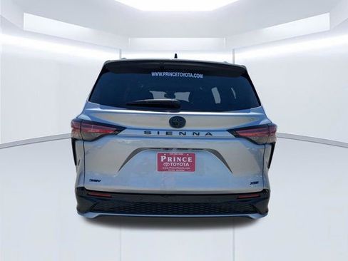 Used 2025 Toyota Sienna XSE w/ XSE Plus Package FWD image 5