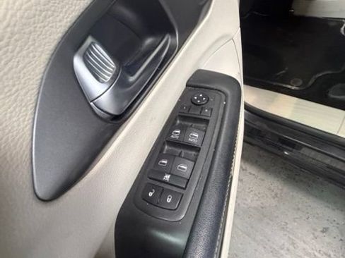 Certified 2023 Chrysler Pacifica Touring-L FWD image 16