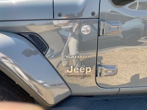 Used 2022 Jeep Wrangler Unlimited Sahara AWD/4WD image 9