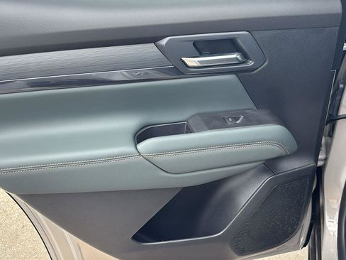 New 2026 GMC Terrain AT4 w/ LPO, Black Badging Package AWD/4WD image 17