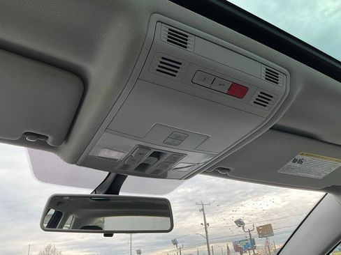 Used 2016 Volkswagen Golf SE w/ Lighting Package image 16