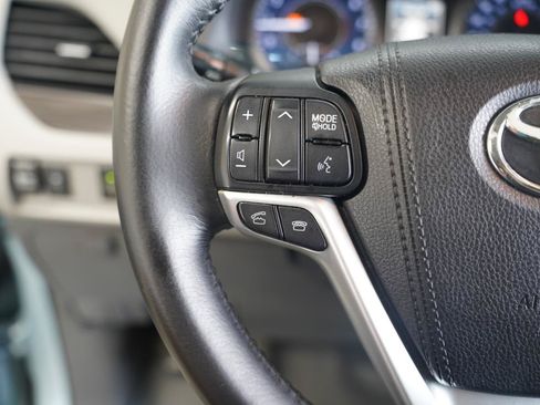 Used 2015 Toyota Sienna XLE FWD image 13