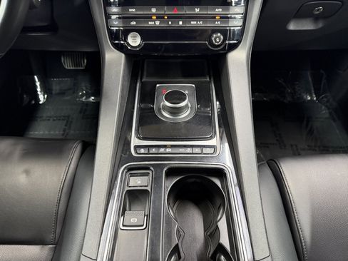 Used 2019 Jaguar F-PACE Premium image 16