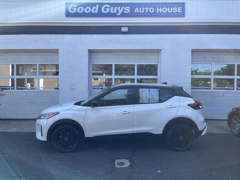Used 2023 Nissan Kicks SV FWD image 1