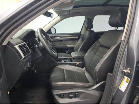Used 2023 Volkswagen Atlas SE w/ Panoramic Sunroof Package FWD image 4