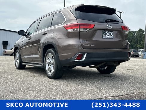 Used 2017 Toyota Highlander Limited image 3