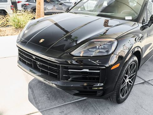 Used 2024 Porsche Cayenne AWD/4WD image 6