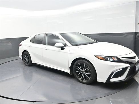 Used 2022 Toyota Camry SE image 9