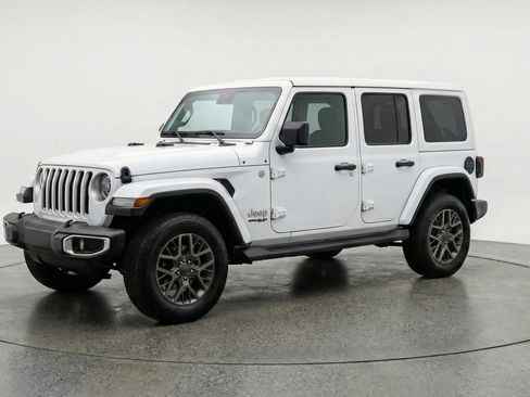 Used 2025 Jeep Wrangler Sahara image 3