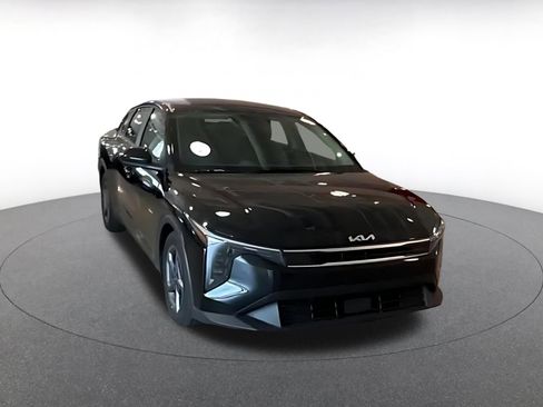Used 2025 Kia K4 FWD image 2
