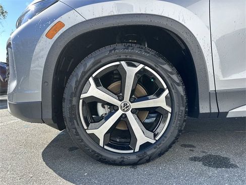 New 2025 Volkswagen Tiguan SE image 11