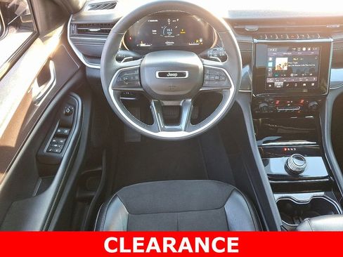 Used 2023 Jeep Grand Cherokee Altitude image 11